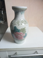Vase Ancien En Porcelaine Hauteur 21 Cm Diamètre 11 Cm - Vasi