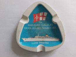 VINTAGE VECCHIO POSACENERE PORTACENERE IN PLASTICA LLOYD TRIESTINO NAVE MARCONI E GALILEI - Werbeartikel