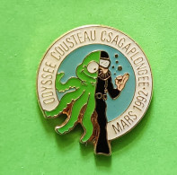 Pin's Odyssée Cousteau Csag Plongée Mars 1992 Signé Alpes Trophées - Duiken