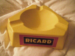 RICARD En FORME TRIANGULAIRE JAUNE En PLASTIQUE Année 1960 -VINTAGE -SANS AUCUN ECLAT -EXCELLENT ETAT  -REF -0-1-2422 - Alcolici