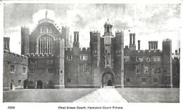 Carte Postale: First Green Court, HAMPTON COURT PALACE. - Hampton Court