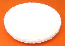 5 Assiettes Plates  Arcopal France   Couleur : Blanc Lait  Modèle Feston - Platos