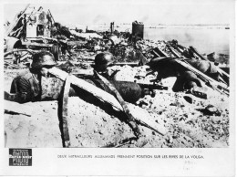 Photo Paris Soir Deux Mitrailleurs Allemands Prennent Position Sur Les Rives De La Volga,format 15/20 - Guerre, Militaire