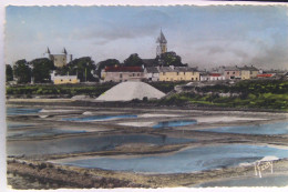 85 - Noirmoutier (Vendée) - Vue Sur Le Château, L'Eglise, Prise Des Marais Salants - Noirmoutier