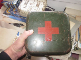 Old Tin First Aid Box Red Cross From A Military Vehicle, Inside First Aid Of The Yugoslav People's Army Big And Heavy - Equipement