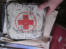Old Tin First Aid Box Red Cross From A Military Vehicle, Inside First Aid Of The Yugoslav People's Army Big And Heavy - Equipement