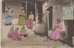 Judaïca. ALGERIE. Mauresques Dans Leur Intérieur ( Dont, Au Centre Sur Marches, Juive En Costume Traditionnel) - Jewish