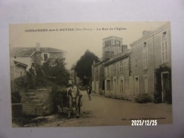 COULONGES SUR L'AUTISE (Deux Sèvres) LA RUE DE L'EGLISE LA FONTAINE APPRIVISIONNEMENT EN EAU ATTELAGE CITERNE - Coulonges-sur-l'Autize