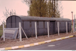 Photo Diapo Diapositive Slide Train Wagon Locomotive Caisse Ancien Wagon De Voyageurs Vers NEVERS En 1994 VOIR ZOOM - Diapositives