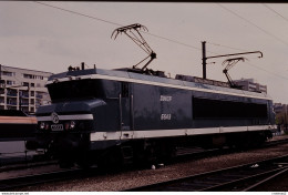 Photo Diapo Diapositive Slide Train Wagon Locomotive Electrique SNCF 6543 à PARIS GARE DE LYON Le 23/04/1994 VOIR ZOOM - Diapositives