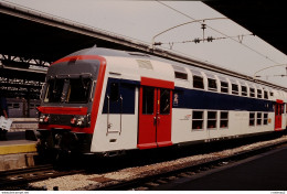 Photo Diapo Diapositive Slide Train Wagon Rame Banlieue SNCF à étage à PARIS Gare De L'EST Le 01/06/1995 VOIR ZOOM - Diapositives