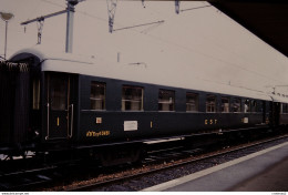 Photo Diapo Diapositive Slide Train Wagon Voiture Voyageurs De 1ère Classe EST De L'AJECTA Le 18/06/1995 VOIR ZOOM - Diapositives