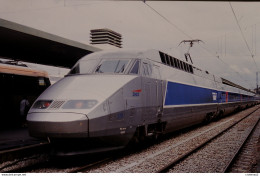 Photo Diapo Diapositive Slide Train Wagon Loco Locomotive TGV SNCF Rame 370 à PARIS GARE DE LYON Le 15/09/1995 VOIR ZOOM - Diapositives