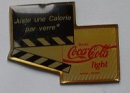 Pin' S  Boisson, Buvez  Coca-Cola  Light, Juste Une Calorie Par Verre  Verso  1 Carolie = 4,18 Kj - Coca-Cola