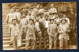 Carte-photo à Identifier. Groupe D'hommes Au Pied D 'un Long Escalier ( Ouvriers, Employés, Grévistes...) - Te Identificeren