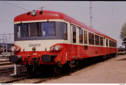 Photo Diapo Diapositive Slide Train Locomotive Autorail SNCF X 4640 à MONTARGIS Le 28/04/1993 VOIR ZOOM - Diapositives