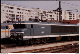 Photo Diapo Diapositive Slide Train Locomotive Electrique SNCF CC 6542 à PARIS GARE DE LYON Le 28/04/1993 VOIR ZOOM - Diapositives