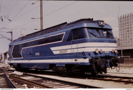 Photo Diapo Diapositive Slide Train Locomotive Diesel SNCF BB 67526 à LA VILLETTE Le 29/04/1993 VOIR ZOOM - Diapositives