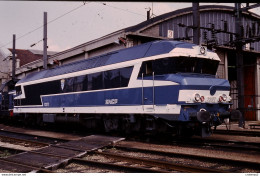 Photo Diapo Diapositive Slide Train Locomotive Diesel SNCF CC 72077 à LA VILLETTE Le 29/04/1993 VOIR ZOOM - Diapositives