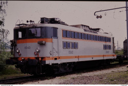 Photo Diapo Diapositive Slide Train Locomotive Electrique SNCF BB 8543 à VILLENEUVE ST GEORGES Le 30/04/1993 VOIR ZOOM - Diapositives