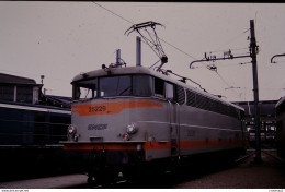 Photo Diapo Diapositive Slide Train Locomotive Electrique SNCF BB 25229 à VILLENEUVE ST GEORGES Le 07/05/1993 VOIR ZOOM - Diapositives