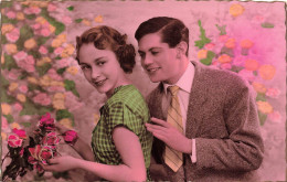 COUPLES - Un Homme Caressant Une Femme - Colorisé - Carte Postale Ancienne - Paare