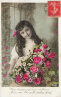 FÊTES ET VOEUX - Une Petite Fille Offrant Un Grand Bouquet De Fleurs - Colorisé - Carte Postale Ancienne - Other & Unclassified