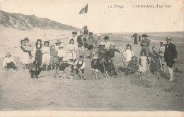 Enfants - La Plage - Construction D'un Fort - Animé - Carte Postale Ancienne - Groepen Kinderen En Familie