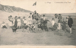 Enfants - La Plage - Construction D'un Fort - Animé - Carte Postale Ancienne - Groupes D'enfants & Familles