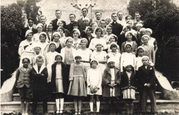 CARTE PHOTO - Une église Et Des Enfants - Berets Blancs -  Carte Postale Ancienne - Photographs