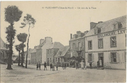 PLOUARET EN COTES D'ARMOR UN COIN DE LA PLACE VOYAGEE - Plouaret