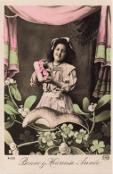 FÊTES - VŒUX - Bonne Et Heureuse Année - Petite Fille Avec Un Cadeau - Colorisé - Carte Postale Ancienne - Nieuwjaar