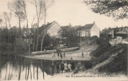 St Laurent Des Eaux * L'abreuvoir Du Village * Villageois - Andere & Zonder Classificatie