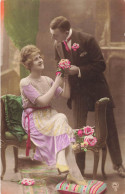 COUPLE - Homme Offrant Une Fleur à Sa Compagne - Colorisé - Carte Postale Ancienne - Coppie
