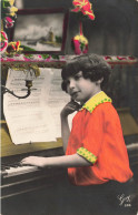 ENFANT - Un Petit Garçon Au Piano - Chemise Rouge - Colorisé - Carte Postale Ancienne - Otros & Sin Clasificación