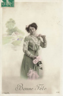 FÊTES- VŒUX - Bonne Fêtes - Femme Tenant Des Roses - Colorisé - Carte Postale Ancienne - Autres & Non Classés