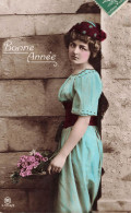 FÊTES- VŒUX - Bonne Année - Femme Tenant Des Fleurs - Colorisé - Carte Postale Ancienne - Nieuwjaar