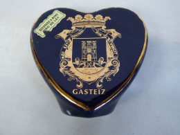 Beautiful Porcelain Heart With Coat Of Arms Of Vitoria-Gasteiz #2133 - Otros & Sin Clasificación