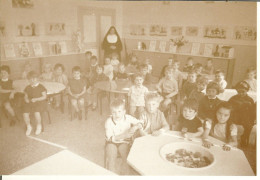 CP De AMPSIN ( Amay ) " Institut Saint-pierre Intérieur D'une Classe Maternelle "  RARE - Amay