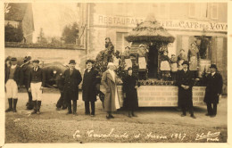 Auxon * Carte Photo * La Cavalcade Du Village En 1937 * Groupe Costumé , Char Mi Carême * Restaurant Hôtel Des Voyageurs - Autres & Non Classés