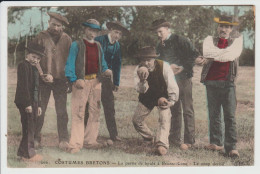 BEUZEC CONQ - FINISTERE - COSTUMES BRETONS - LA PARTIE DE BOULES - LE COUP DECISIF - PETANQUE - Beuzec-Cap-Sizun