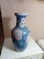 Vase Ancien En Porcelaine  Hauteur 31 Cm Diamètre 16 Cm - Vazen