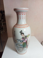 Vase Ancien En Porcelaine  Asiatique Hauteur 31 Cm Diamètre 13 Cm - Vasi