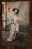 Carte Photo 1910's Enfant Fille En Geisha Maiko Tirage Print Vintage - Autres & Non Classés