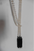 Collier écharpe Style Art Deco Perles D'eau Douce Blanc Nacré Têtes De Panthère Pompons Noirs - Halsketten