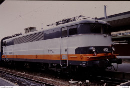 Photo Diapo Diapositive Slide Train Locomotive Electrique SNCF BB 9704 à PARIS GARE DE LYON Le 24/05/1993 VOIR ZOOM - Diapositives