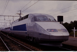 Photo Diapo Diapositive Slide Train TGV Réseau SNCF 4501 à MONTARGIS Le 17/06/1993 VOIR ZOOM - Diapositives