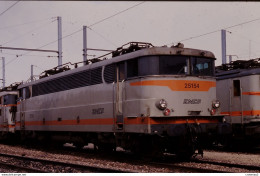 Photo Diapo Diapositive Slide Train Locomotive Electrique SNCF BB 25154 à VILLENEUVE ST GEORGES Le 16/02/1993 VOIR ZOOM - Diapositives