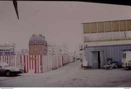 Photo Diapo Diapositive Slide Train Travaux Vers PARIS GARE DE LYON Le 19/02/1993 Mobylette Bleue VOIR ZOOM - Diapositives