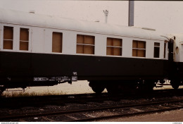 Photo Diapo Diapositive Slide Train Locomotive Ancien Wagon Ou Voiture De Service SNCF En 10/1987 VOIR ZOOM - Diapositives